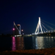 Mēnestiņ&scaron; starp banku un tiltu